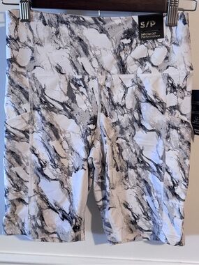 Woman’s Marble-Print Active Bike Shorts - White/Gray